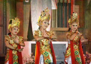 Indonesian perform kenyo dance to celebrate world dance day