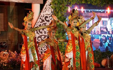 Indonesian perform kenyo dance to celebrate world dance day