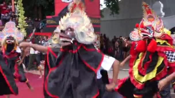 Индонезийцы Исполняют Баронганский Кусинганский Танец Танец Исходит Блитара — стоковое видео