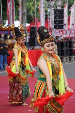 Indonesian perform gedog blitar dance on the opening ceremony blitar jadul. This dance means welcome dance