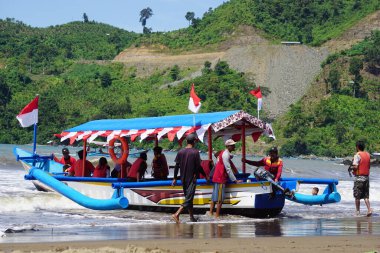 People vacation on gemah beach