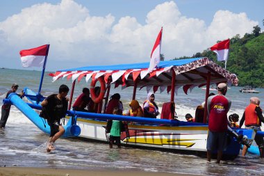 People vacation on gemah beach