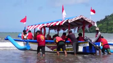 People vacation on gemah beach