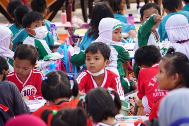 Kindergarten students are drawing together