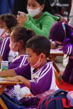 Kindergarten students are drawing together