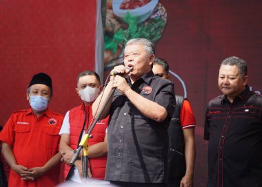Bulan Bung Karno 'yu kutlamak için Kediri Hanindhito Himawan Pramana (Mas Dhito) ve Kusnadi' nin (PDI-P Politikacı) Mustikarasa (Yemek Festivali) naibi