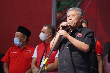Bulan Bung Karno 'yu kutlamak için Kediri Hanindhito Himawan Pramana (Mas Dhito) ve Kusnadi' nin (PDI-P Politikacı) Mustikarasa (Yemek Festivali) naibi