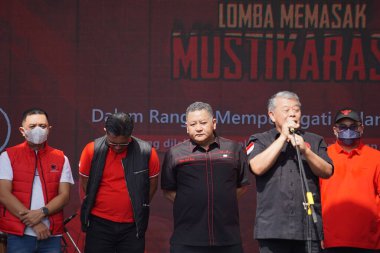 Bulan Bung Karno 'yu kutlamak için Kediri Hanindhito Himawan Pramana (Mas Dhito) ve Kusnadi' nin (PDI-P Politikacı) Mustikarasa (Yemek Festivali) naibi