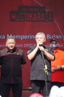 Bulan Bung Karno 'yu kutlamak için Kediri Hanindhito Himawan Pramana (Mas Dhito) ve Kusnadi' nin (PDI-P Politikacı) Mustikarasa (Yemek Festivali) naibi