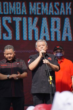 Bulan Bung Karno 'yu kutlamak için Kediri Hanindhito Himawan Pramana (Mas Dhito) ve Kusnadi' nin (PDI-P Politikacı) Mustikarasa (Yemek Festivali) naibi