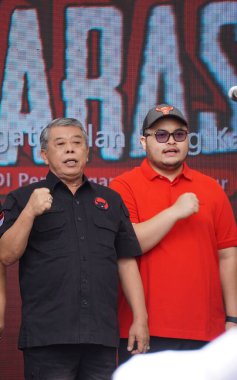 Bulan Bung Karno 'yu kutlamak için Kediri Hanindhito Himawan Pramana (Mas Dhito) ve Kusnadi' nin (PDI-P Politikacı) Mustikarasa (Yemek Festivali) naibi