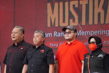 Bulan Bung Karno 'yu kutlamak için Kediri Hanindhito Himawan Pramana (Mas Dhito) ve Kusnadi' nin (PDI-P Politikacı) Mustikarasa (Yemek Festivali) naibi