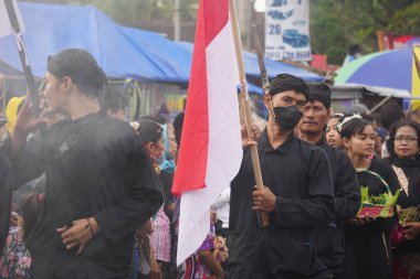 Geleneksel Endonezyalı kostümü ile Kirib tumpeng agung umpak bale kambang Penataran tapınağında