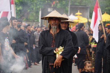 Geleneksel Endonezyalı kostümü ile Kirib tumpeng agung umpak bale kambang Penataran tapınağında