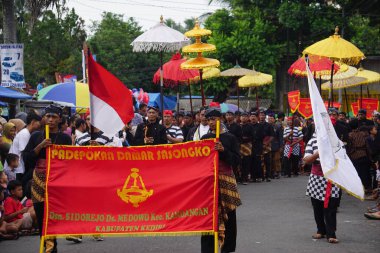 Geleneksel Endonezyalı kostümü ile Kirib tumpeng agung umpak bale kambang Penataran tapınağında