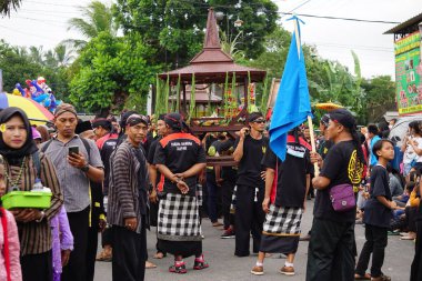 Geleneksel Endonezyalı kostümü ile Kirib tumpeng agung umpak bale kambang Penataran tapınağında