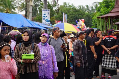 Geleneksel Endonezyalı kostümü ile Kirib tumpeng agung umpak bale kambang Penataran tapınağında
