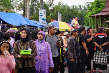 Geleneksel Endonezyalı kostümü ile Kirib tumpeng agung umpak bale kambang Penataran tapınağında