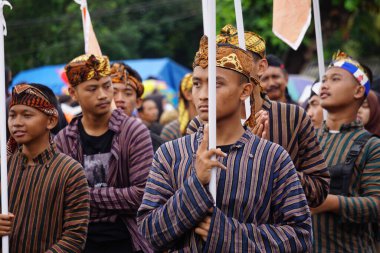 Geleneksel Endonezyalı kostümü ile Kirib tumpeng agung umpak bale kambang Penataran tapınağında