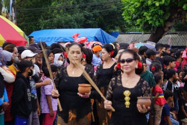 Geleneksel Endonezyalı kostümü ile Kirib tumpeng agung umpak bale kambang Penataran tapınağında