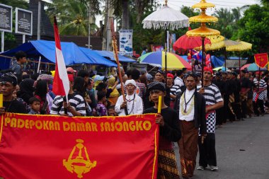 Geleneksel Endonezyalı kostümü ile Kirib tumpeng agung umpak bale kambang Penataran tapınağında