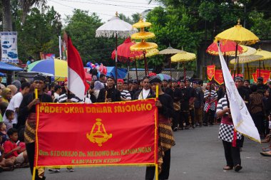 Geleneksel Endonezyalı kostümü ile Kirib tumpeng agung umpak bale kambang Penataran tapınağında