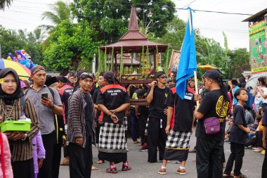 Geleneksel Endonezyalı kostümü ile Kirib tumpeng agung umpak bale kambang Penataran tapınağında