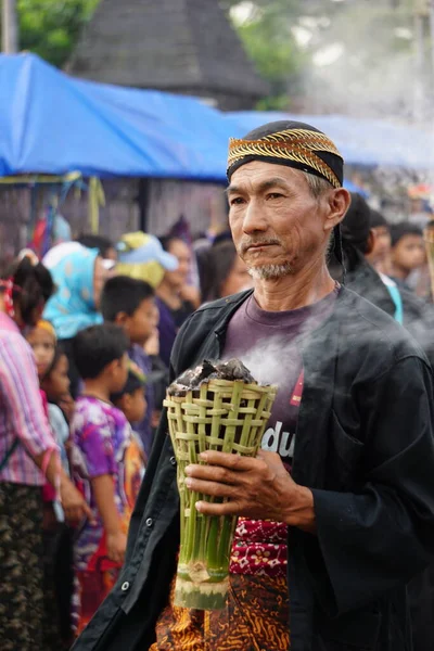 Indonésien Avec Costume Traditionnel Sur Kirab Tumpeng Agung Umpak Bale — Photo