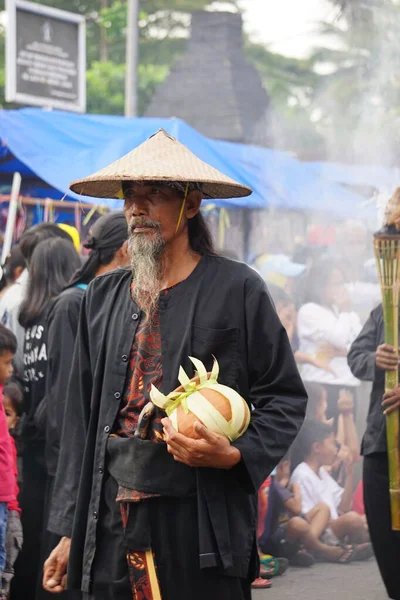 Indonesisk Med Traditionell Kostym Kirab Tumpeng Agung Umpak Bale Kambang — Stockfoto