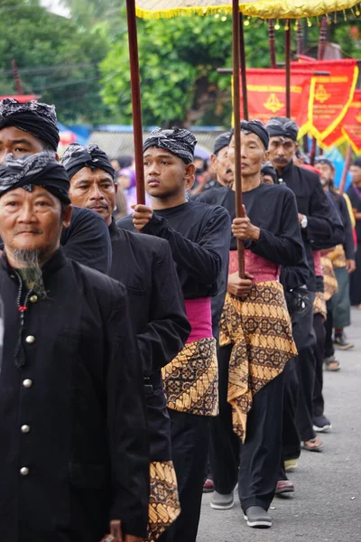 Indonesio Con Traje Tradicional Kirab Tumpeng Agung Umpak Paca Kambang — Foto de Stock