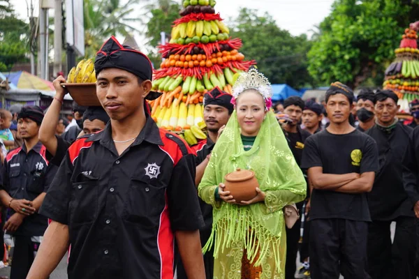 Indonesio Con Traje Tradicional Kirab Tumpeng Agung Umpak Paca Kambang — Foto de Stock