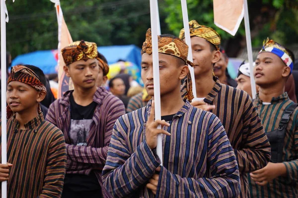 Indonezyjski Tradycyjnym Kostiumem Kirab Tumpeng Agung Umpak Bela Kambang Penataran — Zdjęcie stockowe