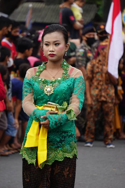 Indonesiano Con Costume Tradizionale Kirab Tumpeng Agung Umpak Bale Kambang — Foto Stock
