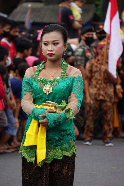 Geleneksel Endonezyalı Kostümü Ile Kirib Tumpeng Agung Umpak Bale Kambang — Stok fotoğraf