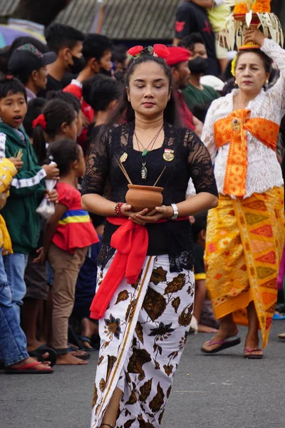 印度尼西亚人 穿着传统服装 穿着基布长袍 在彭加兰庙宇上跳着舞 — 图库照片