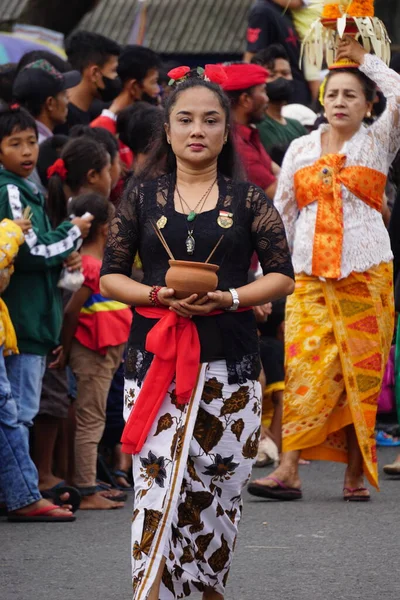 Indonezyjski Tradycyjnym Kostiumem Kirab Tumpeng Agung Umpak Bela Kambang Penataran — Zdjęcie stockowe