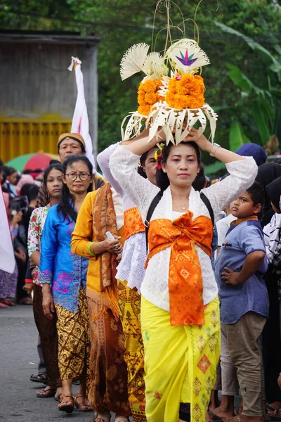 印度尼西亚人 穿着传统服装 穿着基布长袍 在彭加兰庙宇上跳着舞 — 图库照片