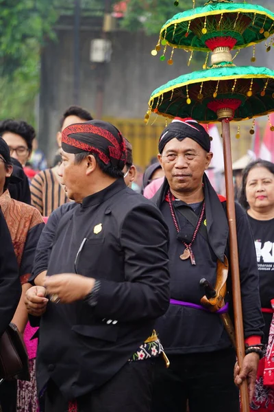 Indonésio Com Traje Tradicional Kirab Tumpeng Agung Umpak Bale Kambang — Fotografia de Stock