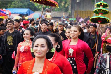 Tumpeng agung umpak bale kambang karnavalı üzerinde geleneksel java kumaşı olan Endonezyalı. Geleneksel hinduizm töreni.