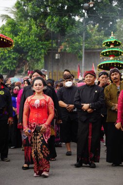 Tumpeng agung umpak bale kambang karnavalı üzerinde geleneksel java kumaşı olan Endonezyalı. Geleneksel hinduizm töreni.