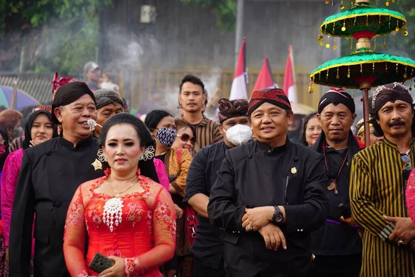 Tumpeng Agung Umpak Bale Kambang Karnavalı Üzerinde Geleneksel Java Kumaşı — Stok fotoğraf