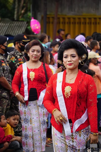 Tumpeng agung umpak bale kambang karnavalı üzerinde geleneksel java kumaşı olan Endonezyalı. Geleneksel hinduizm töreni.