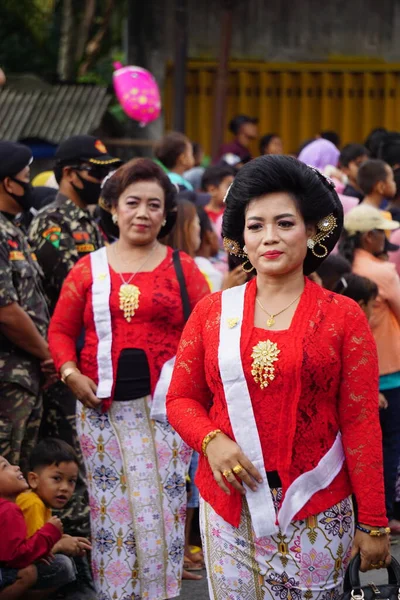 Indonésio Com Tecido Tradicional Javanês Carnaval Tumpeng Agung Umpak Bale — Fotografia de Stock