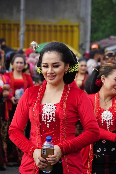 Indonésien Avec Tissu Traditionnel Javanais Sur Tumpeng Agung Umpak Bale — Photo
