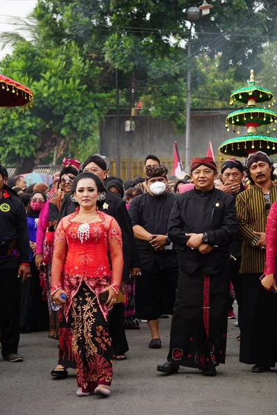 Indonesio Con Tela Tradicional Java Tumpeng Agung Umpak Paca Carnaval — Foto de Stock