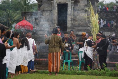 Ruwatan alayı. Ruwatan, Cava kültüründe kötülükten kurtulmayı ya da kargaşadan bir şeyler kurtarmayı amaçlayan törenlerden biridir..