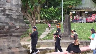 Ruwatan alayı. Ruwatan, Cava kültüründe kötülükten kurtulmayı ya da kargaşadan bir şeyler kurtarmayı amaçlayan törenlerden biridir..