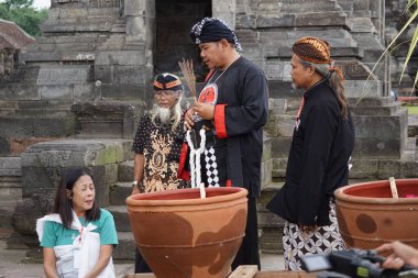 Ruwatan alayı. Ruwatan, Cava kültüründe kötülükten kurtulmayı ya da kargaşadan bir şeyler kurtarmayı amaçlayan törenlerden biridir..