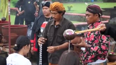 Ruwatan alayı. Ruwatan, Cava kültüründe kötülükten kurtulmayı ya da kargaşadan bir şeyler kurtarmayı amaçlayan törenlerden biridir..