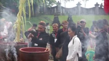 Ruwatan alayı. Ruwatan, Cava kültüründe kötülükten kurtulmayı ya da kargaşadan bir şeyler kurtarmayı amaçlayan törenlerden biridir..